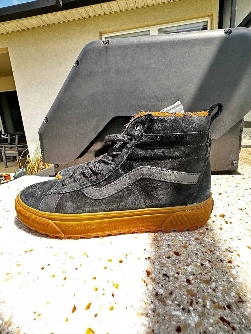 Vans Sk8-Hi MTE-1 Black/Gum high-top shoes. Men Size 9.5